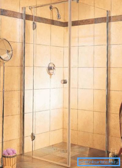 Tende di vetro per una cabina doccia senza pallet Tende di vetro per una cabina doccia senza pallet