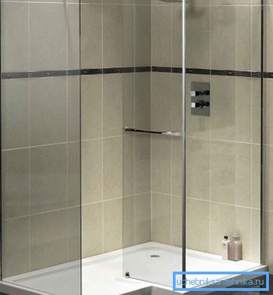 La cabina doccia in vetro si adatta perfettamente a qualsiasi ambiente. La cabina doccia in vetro si adatta perfettamente a qualsiasi ambiente.
