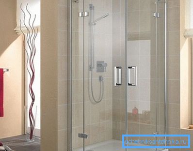 La cabina doccia in vetro si adatta a qualsiasi interno La cabina doccia in vetro si adatta a qualsiasi interno