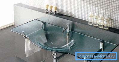 Lavabo in vetro come esempio delle moderne tendenze di produzione di impianti idraulici. Lavabo in vetro come esempio delle moderne tendenze di produzione di impianti idraulici.