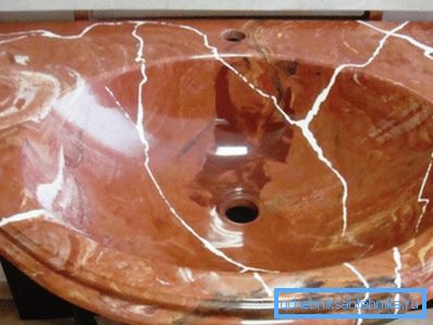 Disegnare il cemento polimerico sotto una pietra naturale, tuttavia, renderà l'inquinamento meno evidente. Disegnare il cemento polimerico sotto una pietra naturale, tuttavia, renderà l'inquinamento meno evidente.