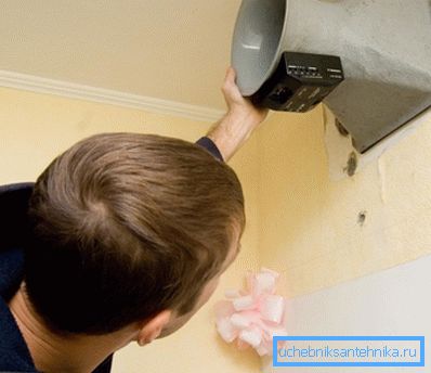 Vale la pena ricordare che l'installazione di attrezzature speciali al chiuso non risolverà il problema della mancanza strutturale di un tale canale di ventilazione. Vale la pena ricordare che l'installazione di attrezzature speciali al chiuso non risolverà il problema della mancanza strutturale di un tale canale di ventilazione.
