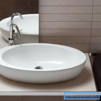 Controsoffitto sotto il lavandino in bagno con portasciugamani Controsoffitto sotto il lavandino in bagno con portasciugamani