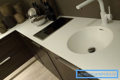 Controsoffitto con lavello: una soluzione insolita per la tua cucina