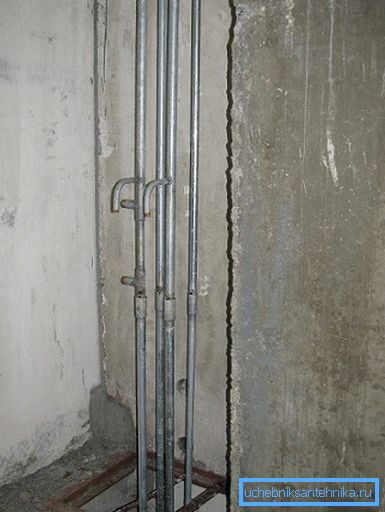 Risers d'acqua da zincato. Risers d'acqua da zincato.