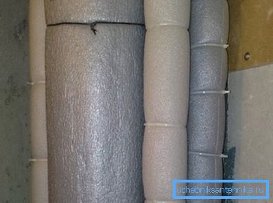 I riser sono arrotolati con schiuma di polietilene. I riser sono arrotolati con schiuma di polietilene.