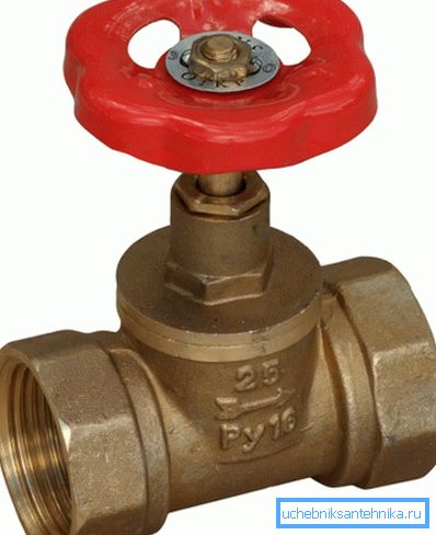 La freccia sul caso indica la direzione del flusso d'acqua. La freccia sul caso indica la direzione del flusso d'acqua.