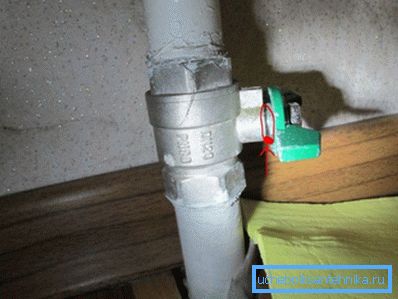 La freccia indica il punto in cui scorre il rubinetto della batteria di riscaldamento La freccia indica il punto in cui scorre il rubinetto della batteria di riscaldamento