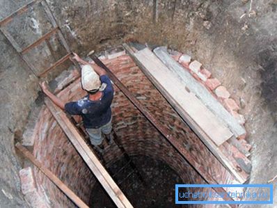 Costruzione di un pozzo di mattoni rotti
