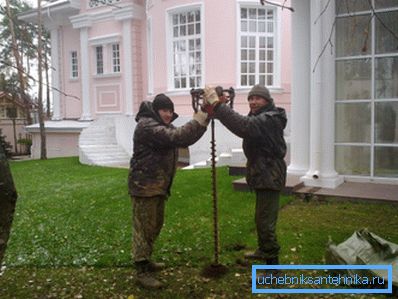Costruzione di pozzi d'acqua nel giardino Costruzione di pozzi d'acqua nel giardino