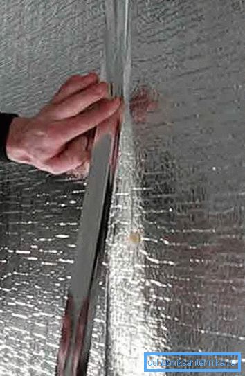 I giunti devono incollare il nastro di alluminio I giunti devono incollare il nastro di alluminio
