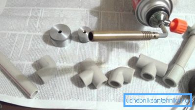 È inoltre possibile saldare parti su un bruciatore a gas. È inoltre possibile saldare parti su un bruciatore a gas.