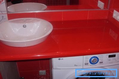 La superficie scintillante in acrilico è perfetta per il bagno La superficie scintillante in acrilico è perfetta per il bagno