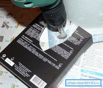 Perforazione di pietra artificiale con un trapano Perforazione di pietra artificiale con un trapano