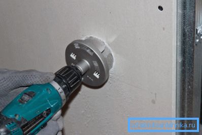 Perforazione di un buco nel muro a secco Perforazione di un buco nel muro a secco