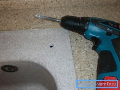 Praticare fori nel piano di lavoro.