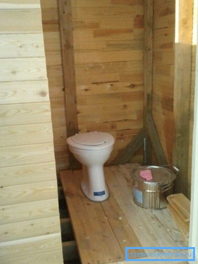 Sembra un bagno di campagna con servizi igienici Sembra un bagno di campagna con servizi igienici
