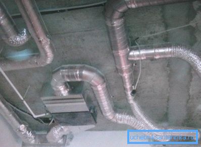 Ecco come appare la ventilazione sotto un controsoffitto o un altro sistema falso sospeso. Ecco come appare la ventilazione sotto un controsoffitto o un altro sistema falso sospeso.