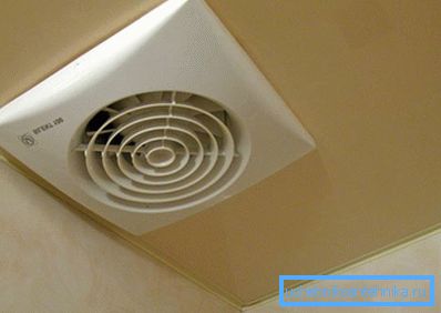 Sembra una ventilazione nel soffitto teso. Sembra una ventilazione nel soffitto teso.