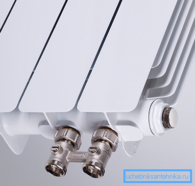 Questo è l'aspetto dei radiatori in alluminio con rivestimento inferiore. Questo è l'aspetto dei radiatori in alluminio con rivestimento inferiore.