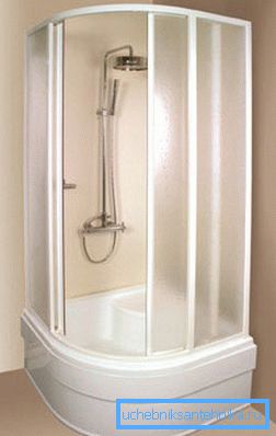 Questo dispositivo sanitario consente di risparmiare spazio nel bagno. Questo dispositivo sanitario consente di risparmiare spazio nel bagno.