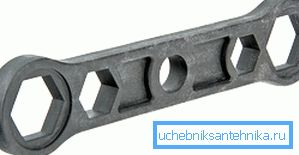 Tale chiave può essere facilmente ottenuta presso qualsiasi officina specializzata. Tale chiave può essere facilmente ottenuta presso qualsiasi officina specializzata.