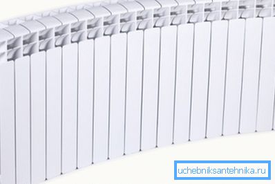 Un tal radiatore è difficile da installare, è più facile usare due piccole opzioni. Un tal radiatore è difficile da installare, è più facile usare due piccole opzioni.