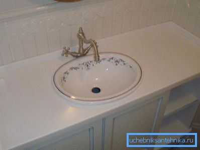 Un tale lavandino può decorare il bagno. Un tale lavandino può decorare il bagno.