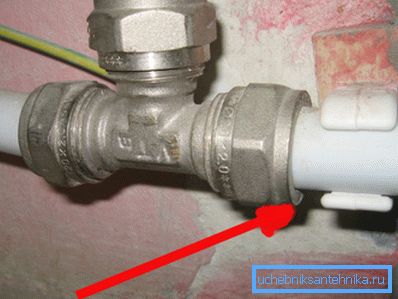Perdita da sotto il dado sull'acqua calda è un problema comune dei giunti di compressione su metallo-plastica. Perdita da sotto il dado sull'acqua calda è un problema comune dei giunti di compressione su metallo-plastica.