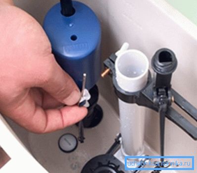 Perdere nella toilette non è sempre colpa delle guarnizioni. Nella foto - impostazione del livello del galleggiante. Perdere nella toilette non è sempre colpa delle guarnizioni. Nella foto - impostazione del livello del galleggiante.