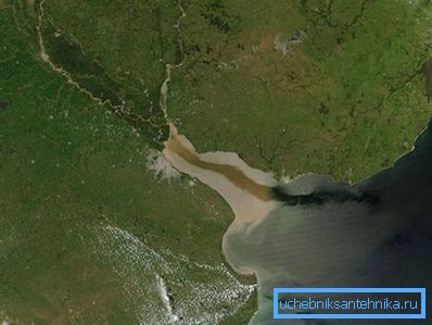 L'acqua fluente porta inevitabilmente il fango l'acqua che scorre porta inevitabilmente il fango