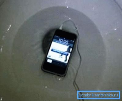 Telefono nella toilette: la situazione non è piacevole Telefono nella toilette: la situazione non è piacevole