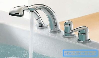 La temperatura e la pressione dell'acqua sono regolate da una maniglia La temperatura e la pressione dell'acqua sono regolate da una maniglia