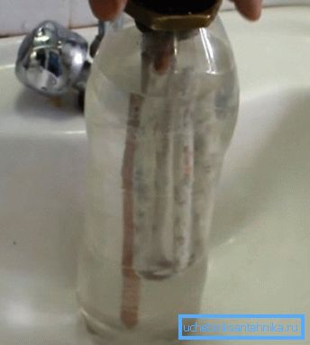 Riscaldare il congedo in una soluzione di acido citrico per un giorno Riscaldare il congedo in una soluzione di acido citrico per un giorno