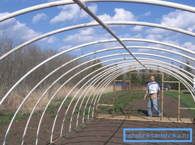 Tubi PVC in serra fai-da-te sotto forma di emisfero Tubi PVC in serra fai-da-te sotto forma di emisfero