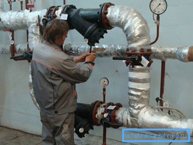 Il trasportatore di calore in reti centralizzate di riscaldamento è sottoposto a una forte pressione Il trasportatore di calore in reti centralizzate di riscaldamento è sottoposto a una forte pressione