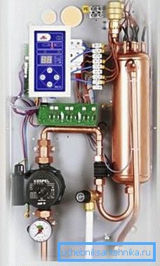 Lo scambiatore di calore e la pompa si trovano nello stesso alloggiamento. Lo scambiatore di calore e la pompa si trovano nello stesso alloggiamento.