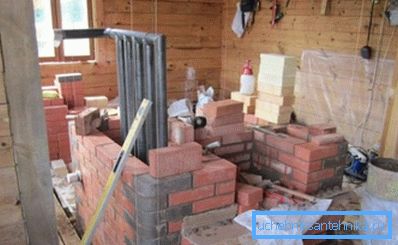 Lo scambiatore di calore è posto nel forno in fase di costruzione. Lo scambiatore di calore è posto nel forno in fase di costruzione.