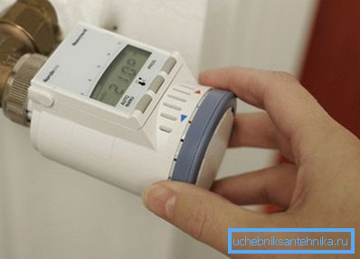Termostato per radiatori, con il quale il segnale per ridurre la temperatura nella stanza Termostato per radiatori, con il quale il segnale per ridurre la temperatura nella stanza