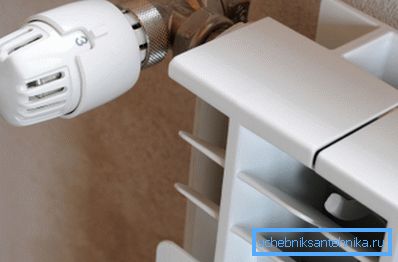 La testa termostatica mantiene automaticamente una temperatura costante nella stanza. La testa termostatica mantiene automaticamente una temperatura costante nella stanza.