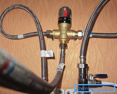 Miscelatore termostatico con attacchi flessibili. Miscelatore termostatico con attacchi flessibili.