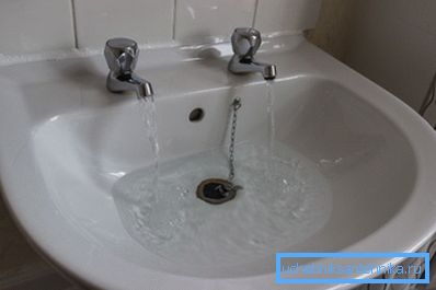 Tipico lavabo britannico. La foto è stata scattata da un turista russo nel porto di Glasgow nel maggio 2014.