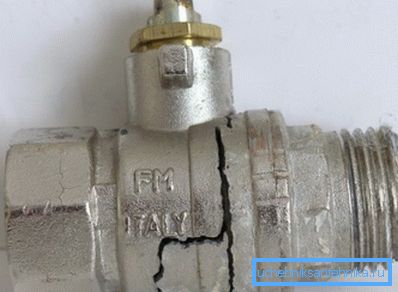 Il corpo sottile del silumin non permetteva alla valvola di resistere alla crimpatura. Il corpo sottile del silumin non permetteva alla valvola di resistere alla crimpatura.