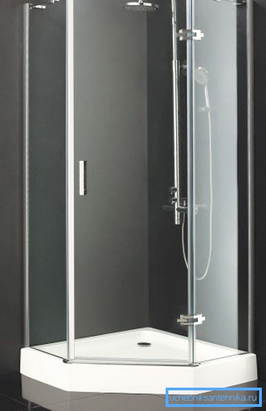 L'angolo doccia trapezoidale con vassoio 80x80 è adatto anche per piccoli spazi. L'angolo doccia trapezoidale con vassoio 80x80 è adatto anche per piccoli spazi.