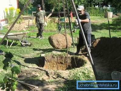 Treppiede, che pende un paranco a catena manuale. Treppiede, che pende un paranco a catena manuale.
