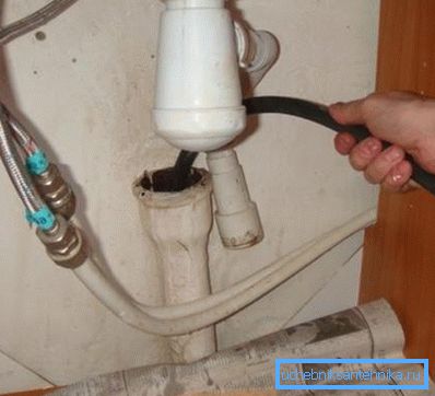 Un cavo scorre direttamente nel tubo. Un cavo scorre direttamente nel tubo.