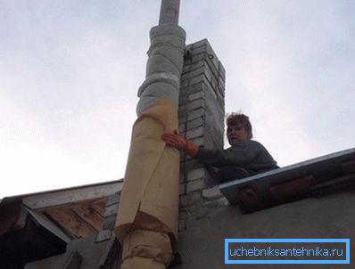 Il tubo è avvolto da uno strato di isolante termico Il tubo è avvolto da uno strato di isolante termico