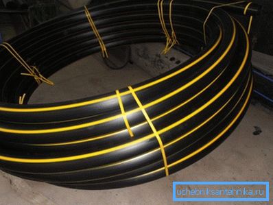 Un tubo destinato all'installazione di un gasdotto è contrassegnato da una striscia gialla. Un tubo destinato all'installazione di un gasdotto è contrassegnato da una striscia gialla.