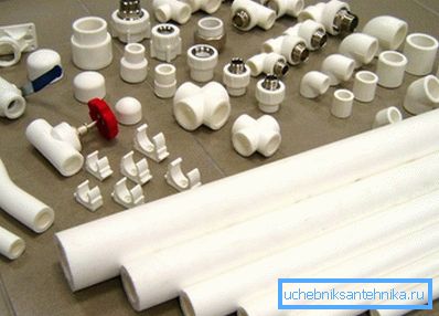 Tubo in PVC per riscaldamento con rubinetti, valvole e elementi di fissaggio Tubo in PVC per riscaldamento con rubinetti, valvole e elementi di fissaggio