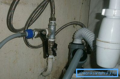 Il tubo di scarico è collegato tramite un adattatore Il tubo di scarico è collegato tramite un adattatore